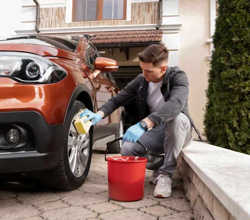 Lavage auto à domicile Vitrac : professionnel intervenant sur un véhicule
